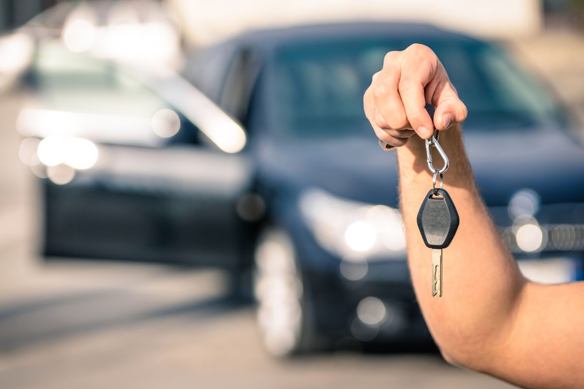 Buying a Second Hand Car: A hand holding the keys